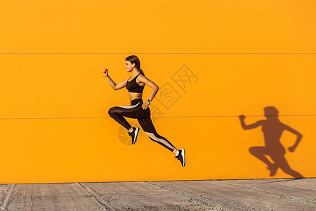 年轻的黑发女人和运动锻炼 在户外飞行城市跑步女性有氧运动自由街道背景练习训练图片