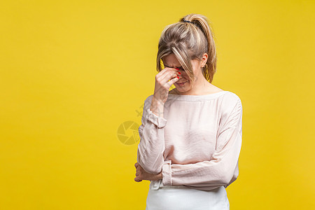 黄色背景的情感美丽的女人衬衫金发女郎女孩疼痛失败者女士头痛损失危机悲哀图片