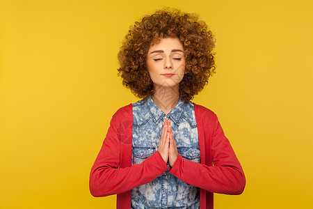 黄色背景的情绪卷发女孩的肖像卫生瑜伽姿势哈达女士保健冥想沉思手印休息图片