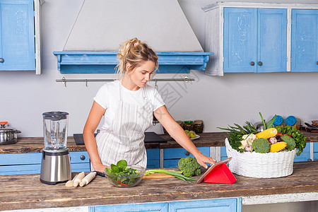 家庭 厨房和室内烹饪概念围裙技术健康食谱药片重量早餐女孩食物主妇图片