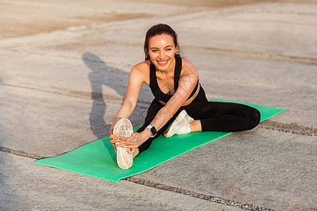 年轻的黑发女人和运动锻炼 在户外女孩脚趾瑜珈裤护理运动员重量肌肉体操身体训练图片