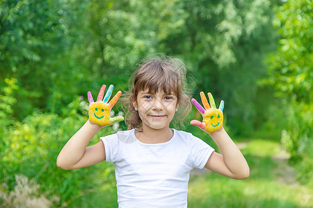 儿童的手在画一个微笑 有选择的焦点横幅艺术家手指喜悦幸福学习女孩教育幼儿园艺术图片