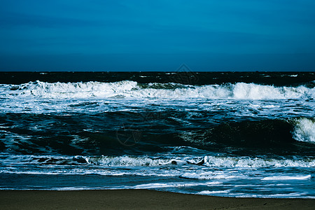 海洋风暴波浪戏剧性地碰撞飞溅 天空地平线 海水边缘 自然前视图海洋壁纸 恶劣天气多云阴 深绿松石蓝明亮生动的对比波峰海风横幅男人图片