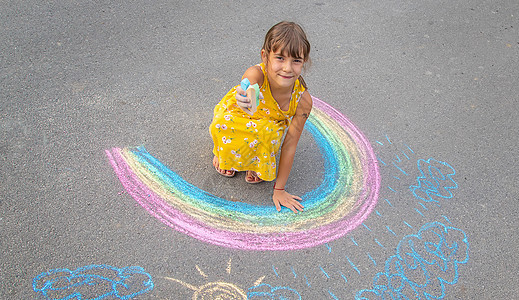 孩子在沥青上画彩虹 有选择的焦点艺术粉笔插图绘画乐趣路面太阳教育婴儿染色图片