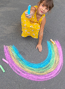 孩子在沥青上画彩虹 有选择的焦点插图艺术家教育绘画闲暇幸福创造力艺术活动街道图片
