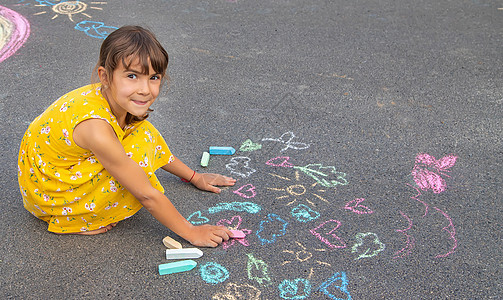 孩子用粉笔抽沥青 有选择地集中注意力素描绘画想像力孩子们童年横幅艺术人行道闲暇路面图片