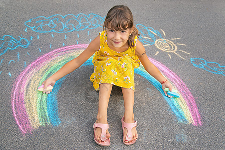 孩子在沥青上画彩虹 有选择的焦点教育操场染色活动婴儿插图创造力街道艺术家横幅图片