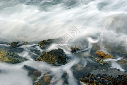 沿海线的海水和岩石扰动蓝色海岸海浪气泡湍流支撑风景假期冲浪泡沫图片