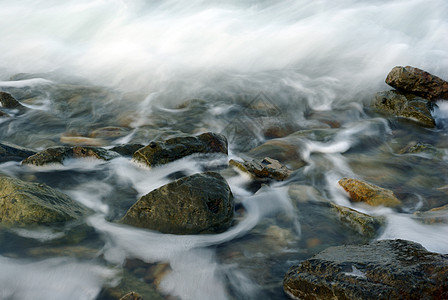 沿海线的海水和岩石扰动湍流风景蓝色旅行海洋沿海石头力量冲浪海景图片