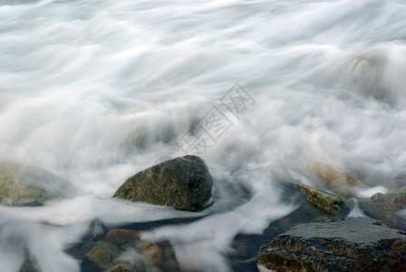 沿海线的海水和岩石扰动环境海洋假期湍流气泡力量泡沫蓝色海浪风景图片