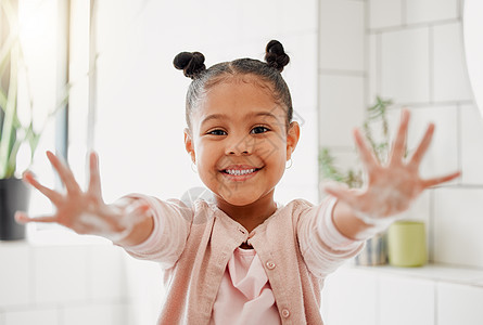 一个混血可爱的小女孩在家里的浴室里洗手 一个快乐的西班牙裔儿童 拥有健康的日常习惯 可以防止细菌 细菌和疾病的传播卫生女性泡沫女图片