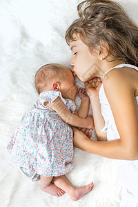 与姐姐一起的新生儿幼儿 有选择性地关注儿子婴儿家庭睡眠童年新生孩子房间说谎兄弟图片