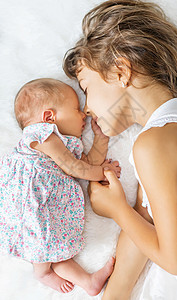 与姐姐一起的新生儿幼儿 有选择性地关注男生卧室婴儿孩子儿子说谎睡眠新生幸福房间图片