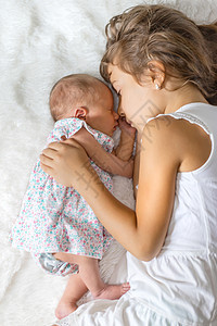 与姐姐一起的新生儿幼儿 有选择性地关注童年幸福家庭卧室房间生活孩子婴儿横幅儿子图片