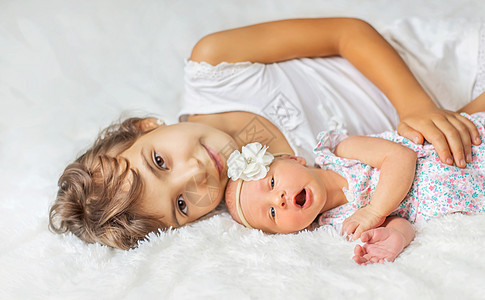与姐姐一起的新生儿幼儿 有选择性地关注家庭房间卧室孩子婴儿情感幸福男生生活儿子图片