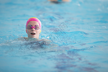 儿童运动员在游泳池游泳 游泳区童年假期女孩们冒险训练活动闲暇游泳衣蓝色幸福图片