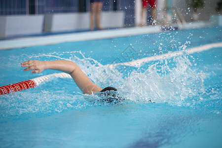 一名运动员在体育池游泳女孩们童年娱乐小路飞溅水池男人泳镜男生游泳衣图片