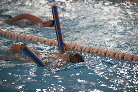 儿童运动员在游泳池游泳 游泳区蓝色喜悦年轻人生活方式假期泳镜游泳衣泳帽幸福飞溅图片