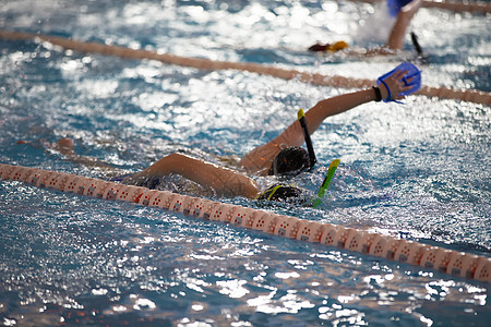 儿童运动员在游泳池游泳 游泳区飞溅乐趣运动娱乐游泳衣活动水池小路训练闲暇图片