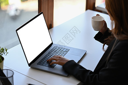 在电脑笔记本电脑上检查邮件 和喝咖啡的女商务人士们图片