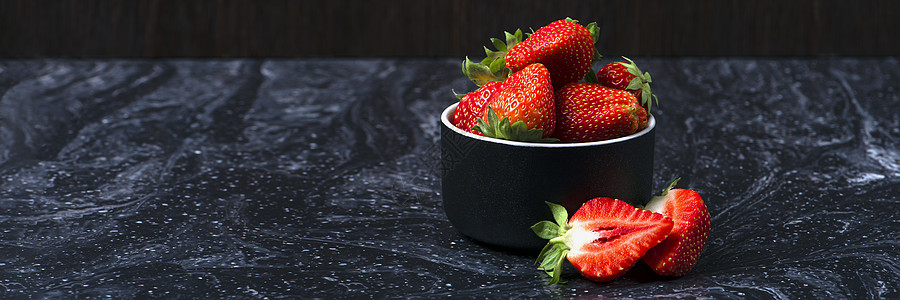 黑色大理石上的草莓 在黑色背景上的碟子里的成熟草莓 插入文字的地方甜点飞碟浆果食物石头水果宏观桌子农场盘子图片