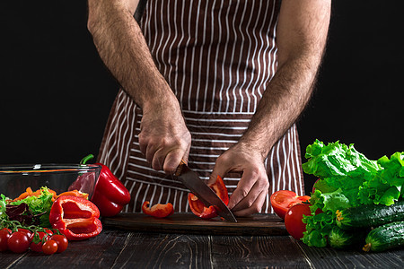 男人的手把成熟的胡椒切成桌子上的一片片子饮食营养农业盘子早餐厨房蔬菜厨师水果食物图片