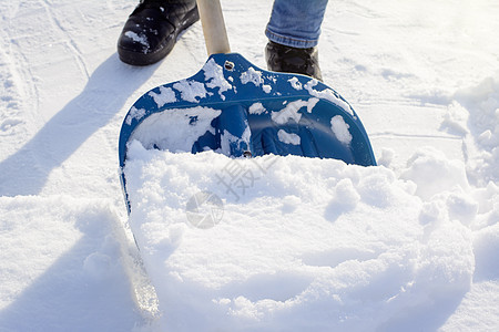 阳光明媚的冬天清晨下大雪后暴风雪车道工人小路太阳院子雪堆房子男人蓝色图片