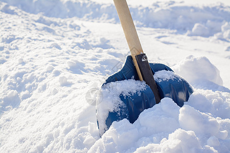 冬天暴风雪过后清理雪图片