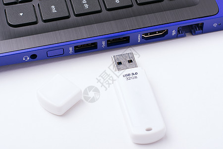 USB 粘贴在计算机附近图片