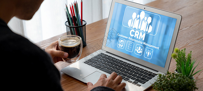用于 CRM 业务的现代计算机上的客户关系管理系统药片笔记本桌子数据库经理营销销售量产品商务职场图片
