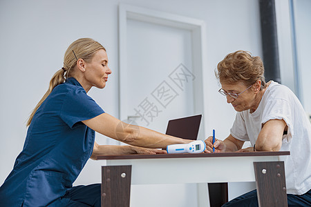 在诊所医生办公室签署治疗协议的女病人 女性病人在诊所中图片