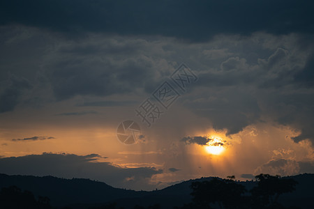 山上天空和云层自然日落橙色太阳光束背景的自然特征 天与云之间自然夕阳天气假期阳光剪影天堂场地场景美丽爬坡晴天图片