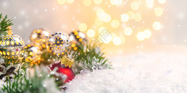 圣诞背景和美丽的装饰 新年 有选择的焦点假期礼物松树雪花桌子玩具季节庆典框架问候语图片