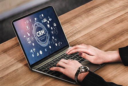 用于 CRM 业务的现代计算机上的客户关系管理系统屏幕按钮解决方案战略职场数据库服务男人工具工作图片