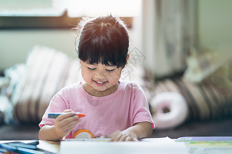 可爱的小孩用五颜六色的颜料绘画 使用蜡笔画颜色的亚洲女孩 婴儿艺术家活动生活方式概念图片