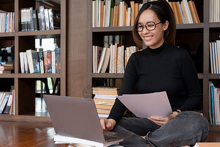 大学图书馆 美丽的亚洲女性使用笔记本电脑 学习课堂作业 专注于学生学习 为大学考试而学习图片