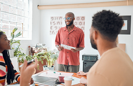 一群不同的商务人士在现代办公室开会 年轻快乐的非洲裔美国商务人士戴着眼镜 在会议室与同事一起使用数字平板电脑展示一个想法 商务人图片