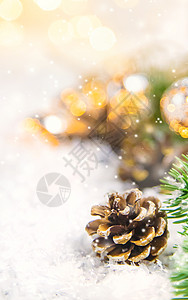 雪松果圣诞装饰品 雪中的松果 有选择的焦点庆典新年背景木头装饰玩具季节风格假期蓝色背景