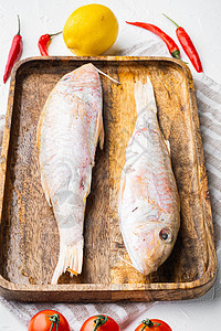 带成分和草药的全鱼 在白石桌底底面上使用原生新鲜或barabulka图片