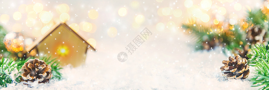 圣诞装饰品 新年雪屋 有选择性的焦点季节卡片装饰假期松树木头蓝色背景边界锥体图片