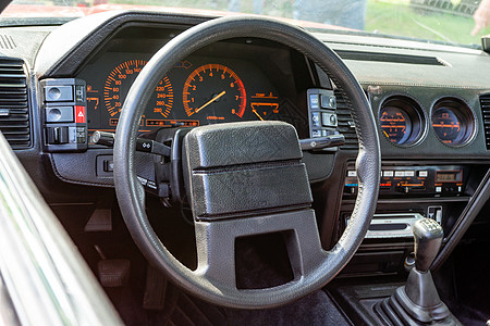 旧旧车的内部视图 在经典车的仪表板上浏览控制乡愁车速车轮皮革合金复古内饰收音机齿轮图片