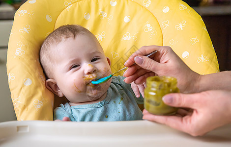 小宝宝在吃花椰菜 有选择的专注点快乐蔬菜饮食营养家庭早餐桌子椅子香蕉孩子图片