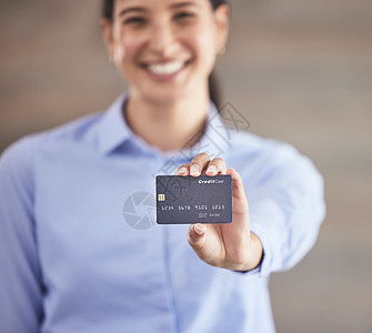 女商务人士持有信用卡 微笑的女商务人士用借记卡在线购物 幸福的女人用卡支付账单 拿着银行卡的女商务人士的画像图片