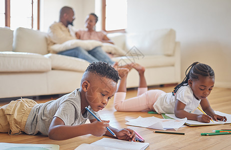 小男孩和女孩躺在客厅地板上用彩色铅笔画画 他们的父母在沙发上放松 小孩子的姐妹和兄弟姐妹在家里的家庭时间里上色成人地面绘画男性房图片