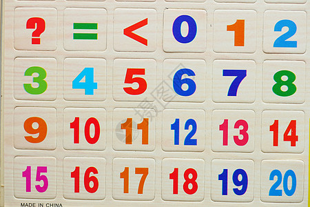 白色背景上彩色的塑料字母 特写教育概念积木娱乐英语游戏学校数字语言橙子图片