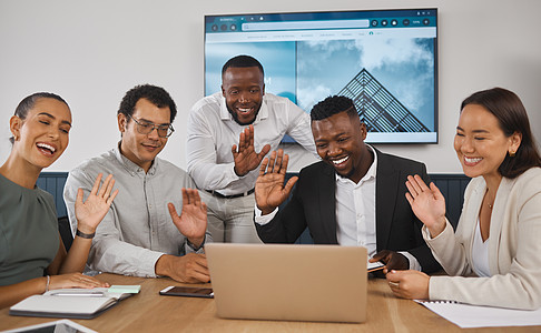在办公室会议室的笔记本电脑上通过视频通话 在虚拟电话会议期间 不同的企业商务人士向同事们打招呼 在线全球网络研讨会期间愉快的员工图片