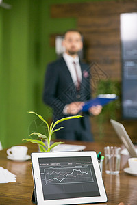 国际团队特写会议室图表与平板板板的连接团队风暴技术职业电脑工人领导药片男人同事背景