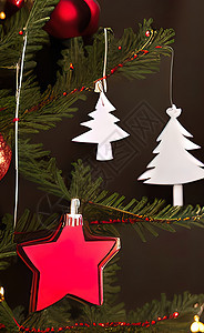 为圣诞节和新年庆祝活动特写圣诞树和装饰品叶子装饰假期礼物金子庆典松树季节风格卡片图片