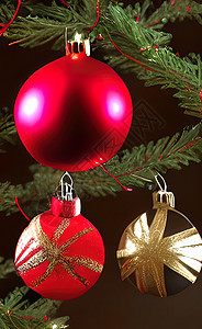 为圣诞节和新年庆祝活动特写圣诞树和装饰品假期礼物卡片玩具庆典金子风格季节松树叶子图片