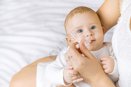 母亲给婴儿吃药 有选择性的专注勺子新生剂量横幅女性孩子诊所医院病人液体图片